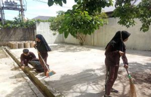 Read more about the article Siswa SMKN 1 Murung Pudak Membersihkan Kelas Mereka Dengan Protokol Kesehatan